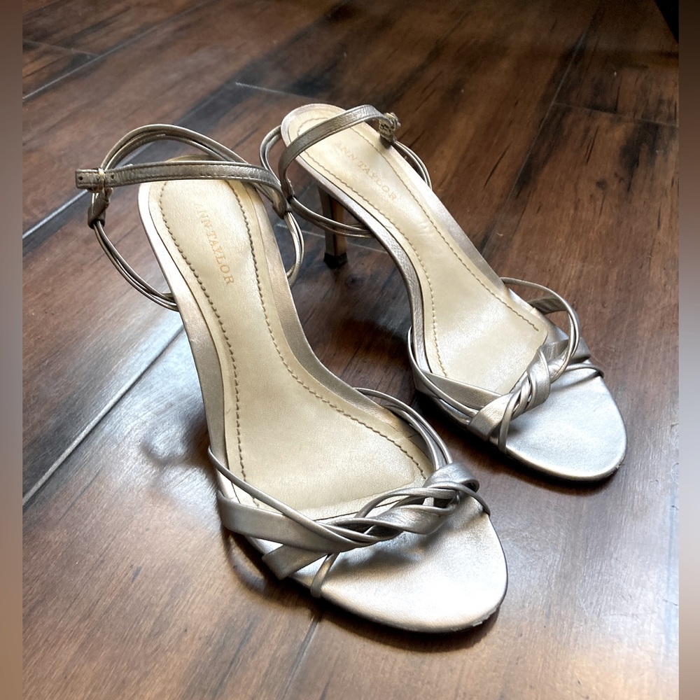 GUC Ann Taylor Silver leather heels!